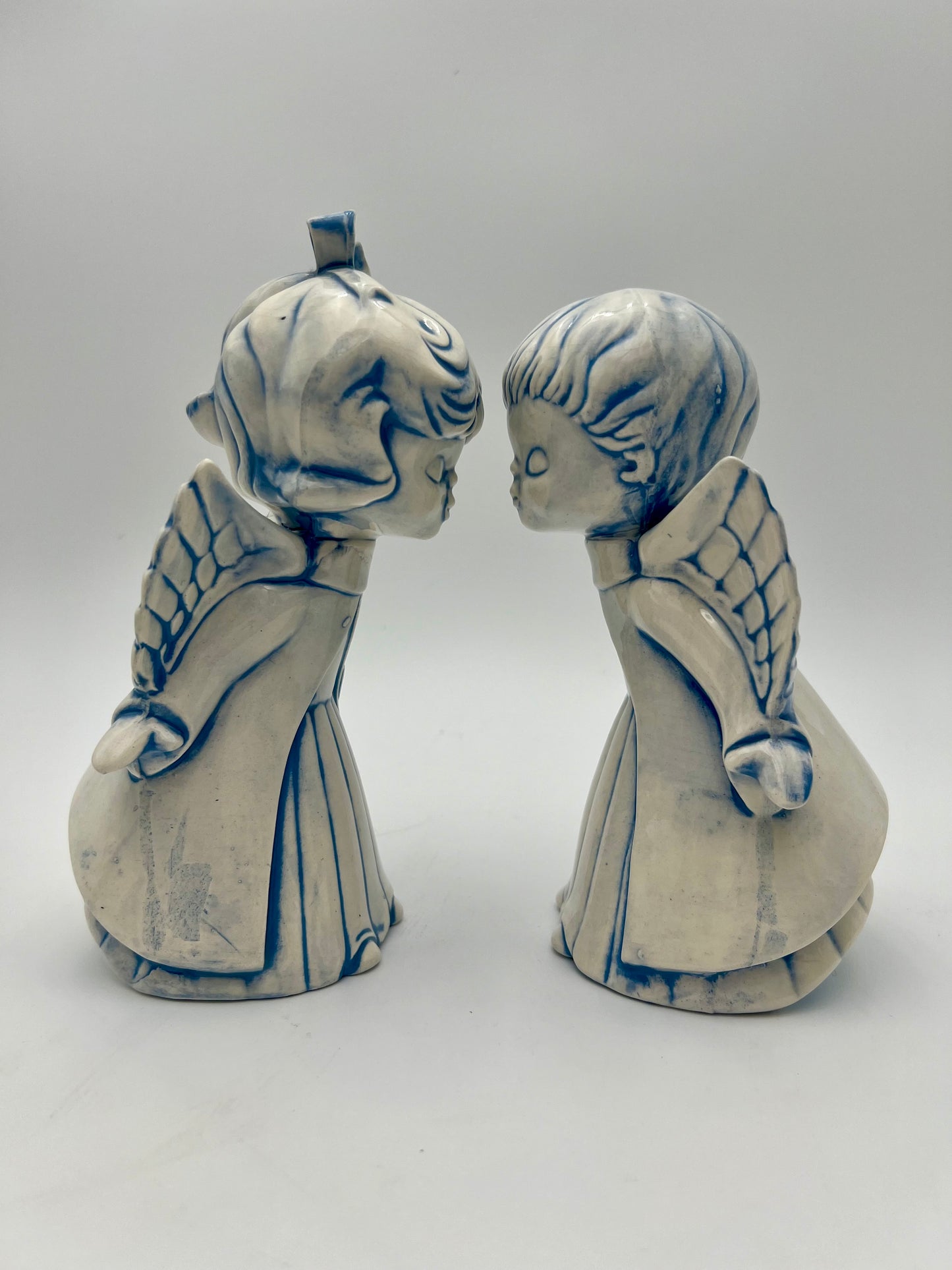 VINTAGE SIGNED CERAMIC KISSING ANGELS CIRCA 1983