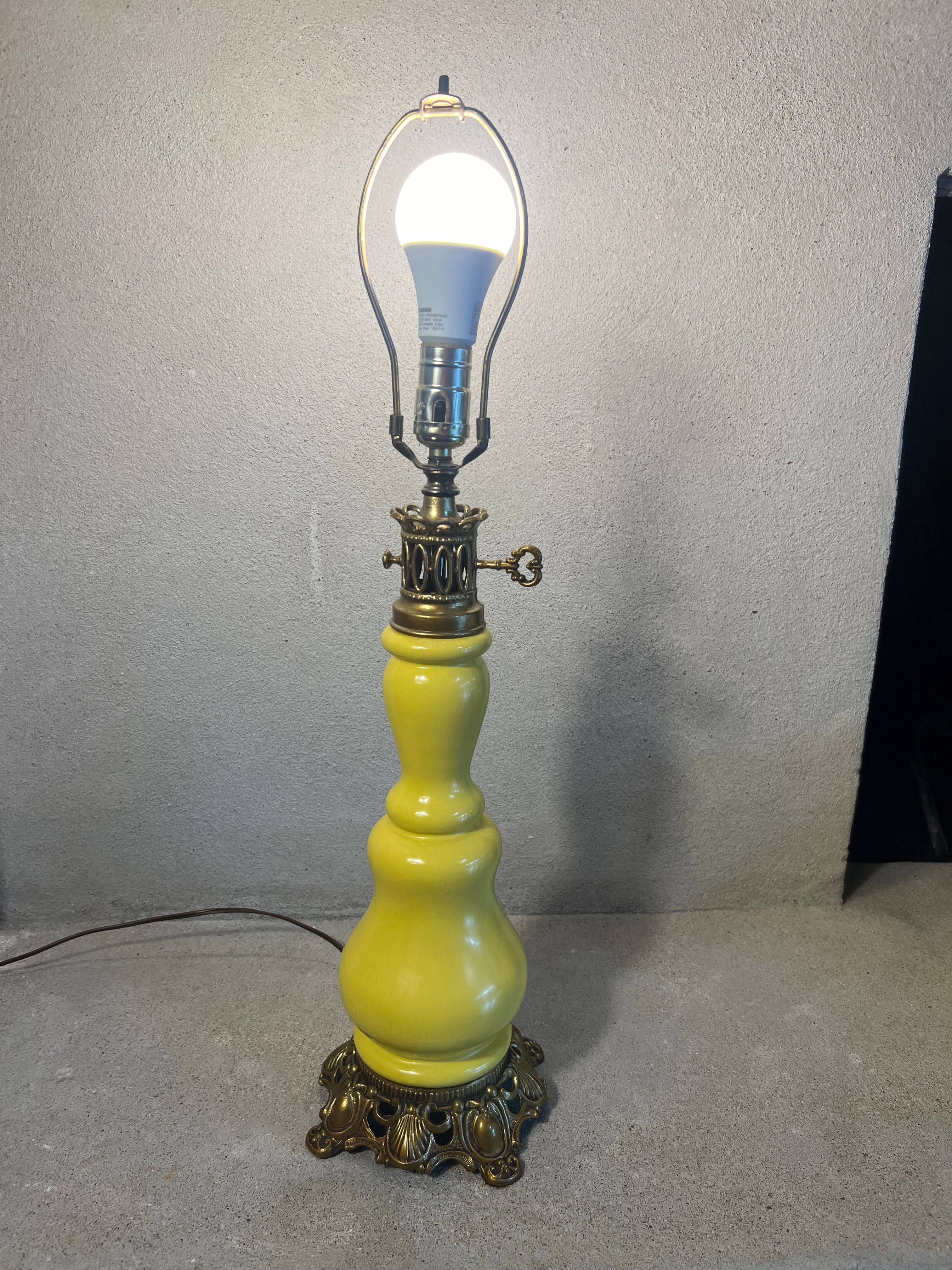 VINTAGE FRENCH OIL LAMP STYLE YELLOW CERAMIC TABLE LAMP WITH ORNATE BRASS BASE