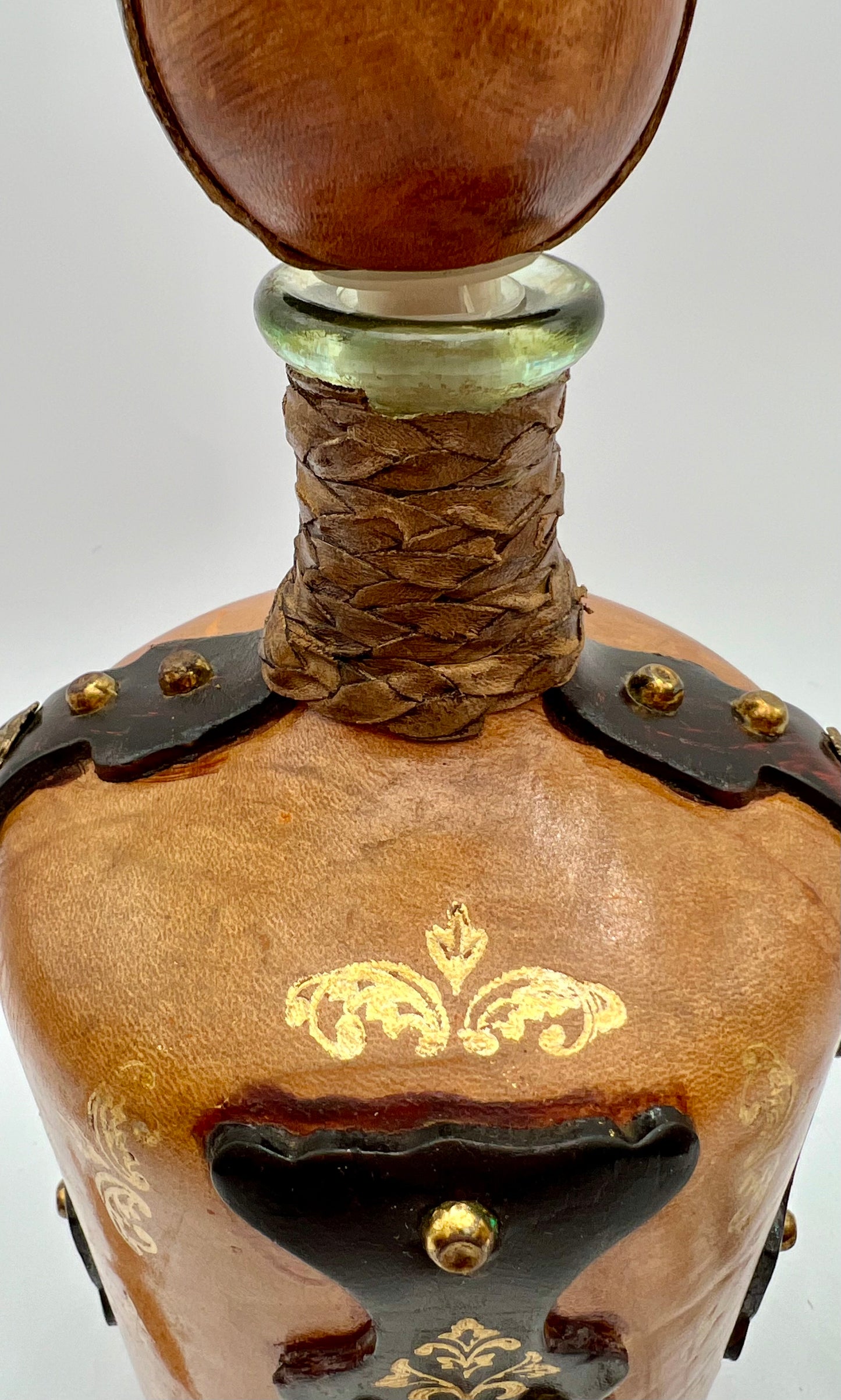 VINTAGE LEATHER WRAPPED WHISKY JUG WITH BRASS TAP AND4 LEATHER WRAPPED SHOT GLASSES