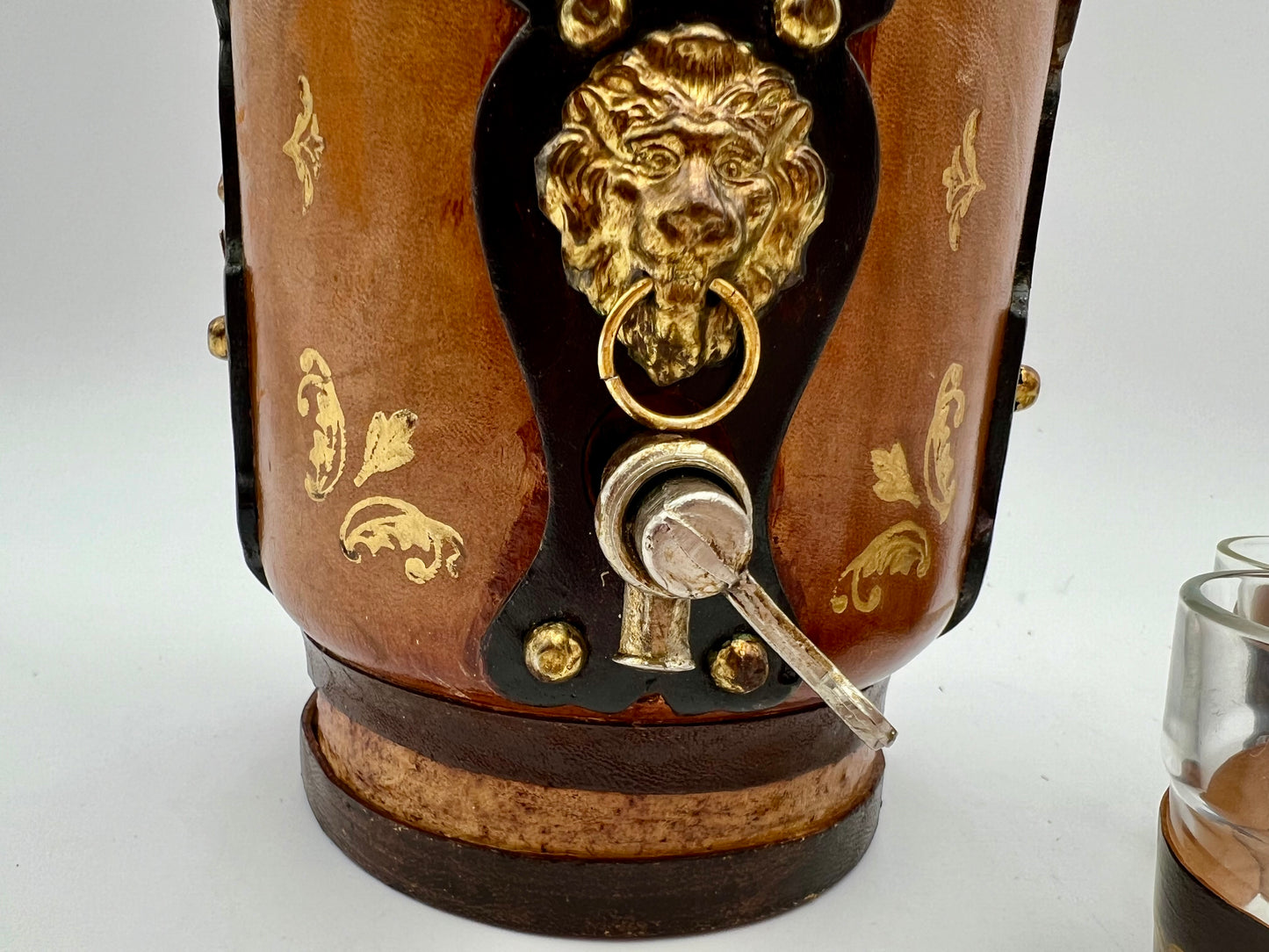 VINTAGE LEATHER WRAPPED WHISKY JUG WITH BRASS TAP AND4 LEATHER WRAPPED SHOT GLASSES