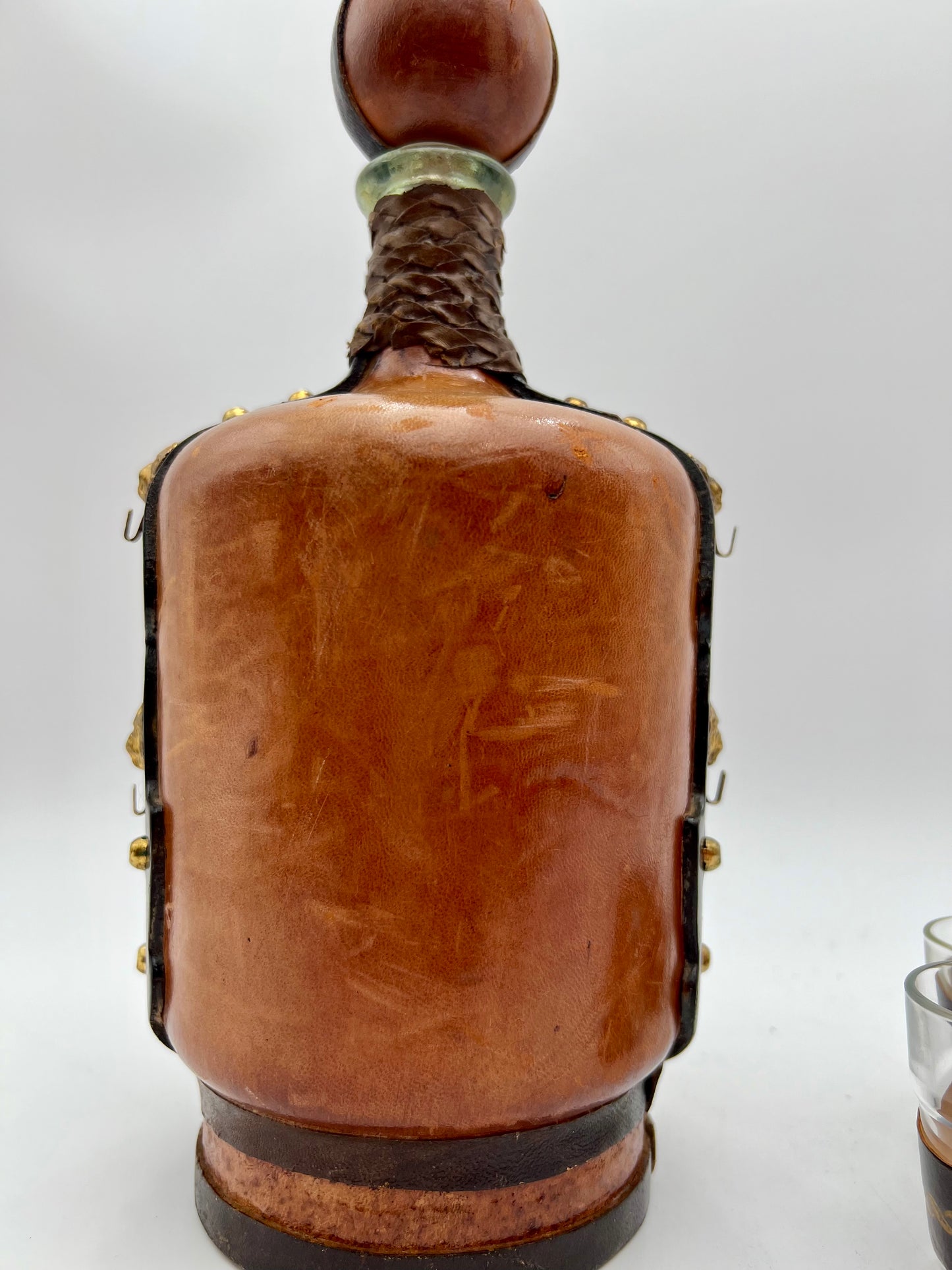 VINTAGE LEATHER WRAPPED WHISKY JUG WITH BRASS TAP AND4 LEATHER WRAPPED SHOT GLASSES