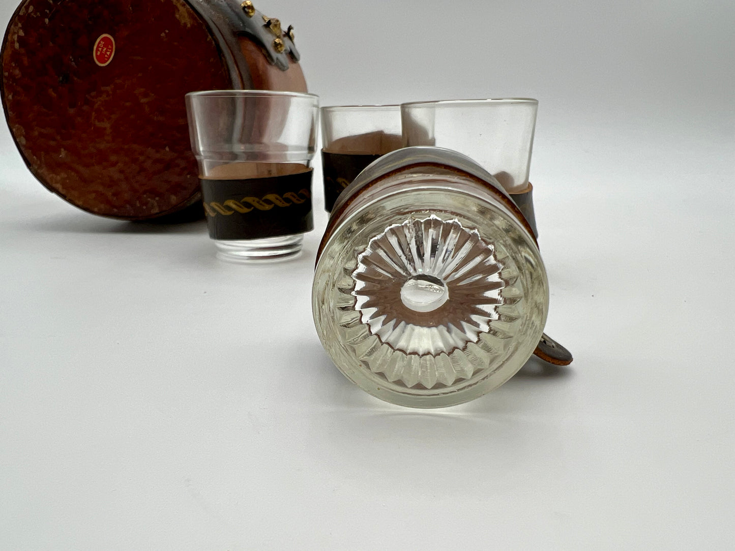 VINTAGE LEATHER WRAPPED WHISKY JUG WITH BRASS TAP AND4 LEATHER WRAPPED SHOT GLASSES