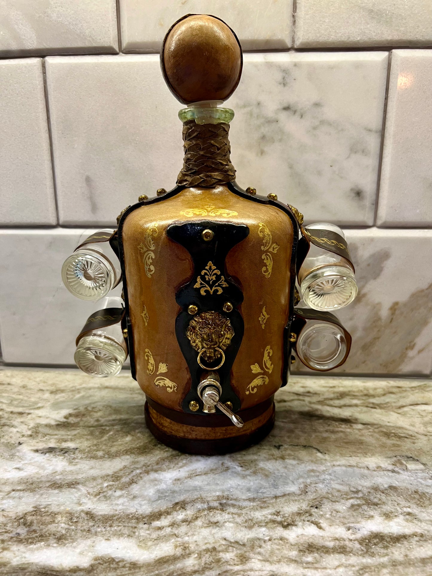 VINTAGE LEATHER WRAPPED WHISKY JUG WITH BRASS TAP AND4 LEATHER WRAPPED SHOT GLASSES