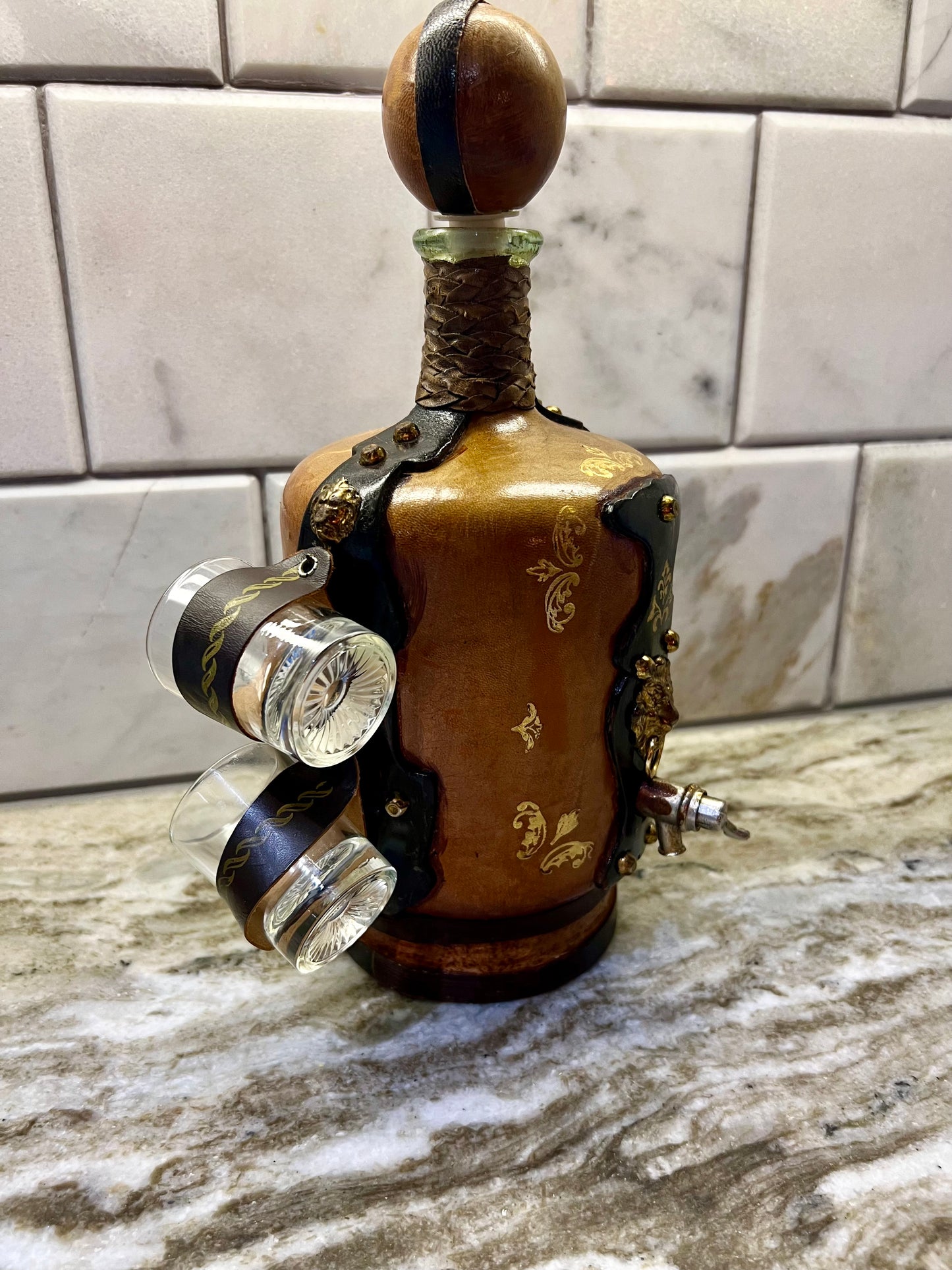 VINTAGE LEATHER WRAPPED WHISKY JUG WITH BRASS TAP AND4 LEATHER WRAPPED SHOT GLASSES