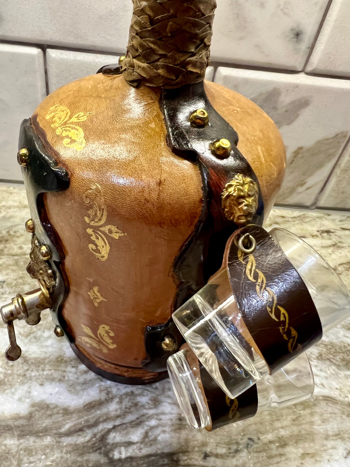 VINTAGE LEATHER WRAPPED WHISKY JUG WITH BRASS TAP AND4 LEATHER WRAPPED SHOT GLASSES
