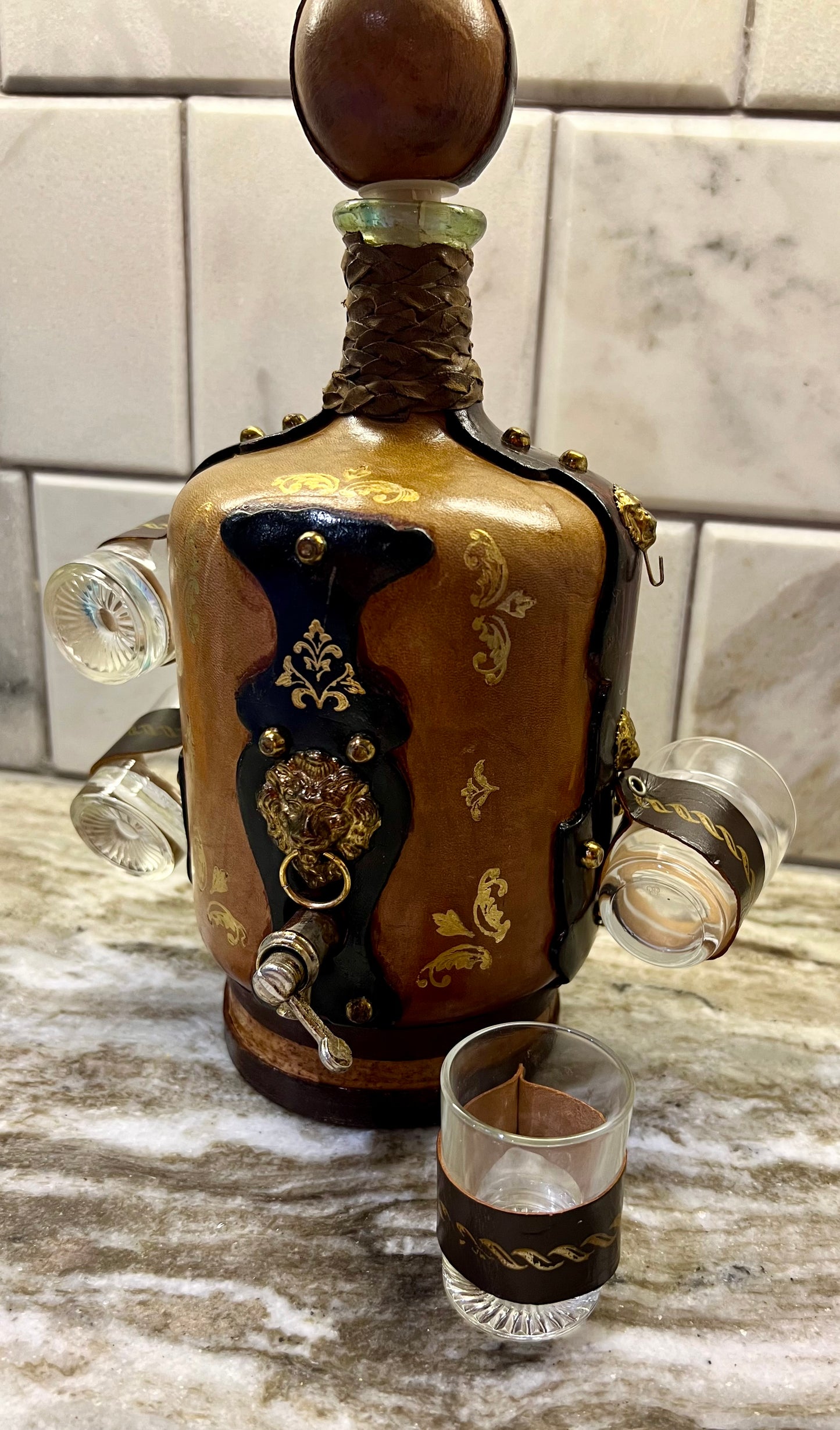 VINTAGE LEATHER WRAPPED WHISKY JUG WITH BRASS TAP AND4 LEATHER WRAPPED SHOT GLASSES