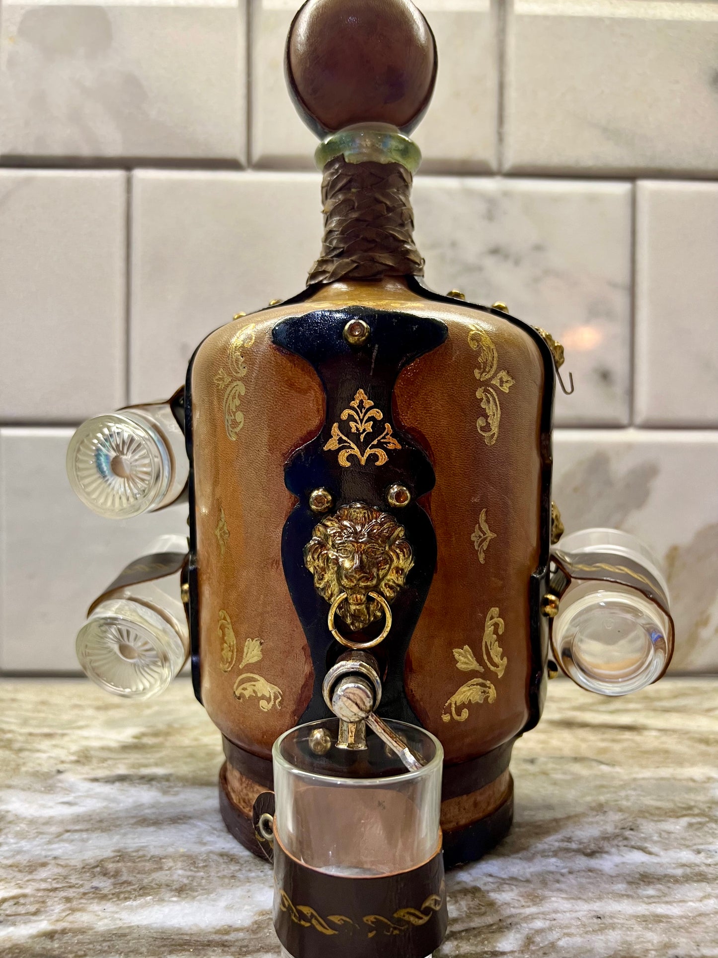 VINTAGE LEATHER WRAPPED WHISKY JUG WITH BRASS TAP AND4 LEATHER WRAPPED SHOT GLASSES