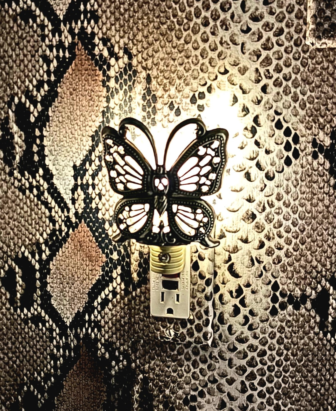 VINTAGE BRIGHTON BUTTERFLY NIGHT LIGHT – SILVER TONE PIERCED METAL PLUG-IN ACCENT LAMP