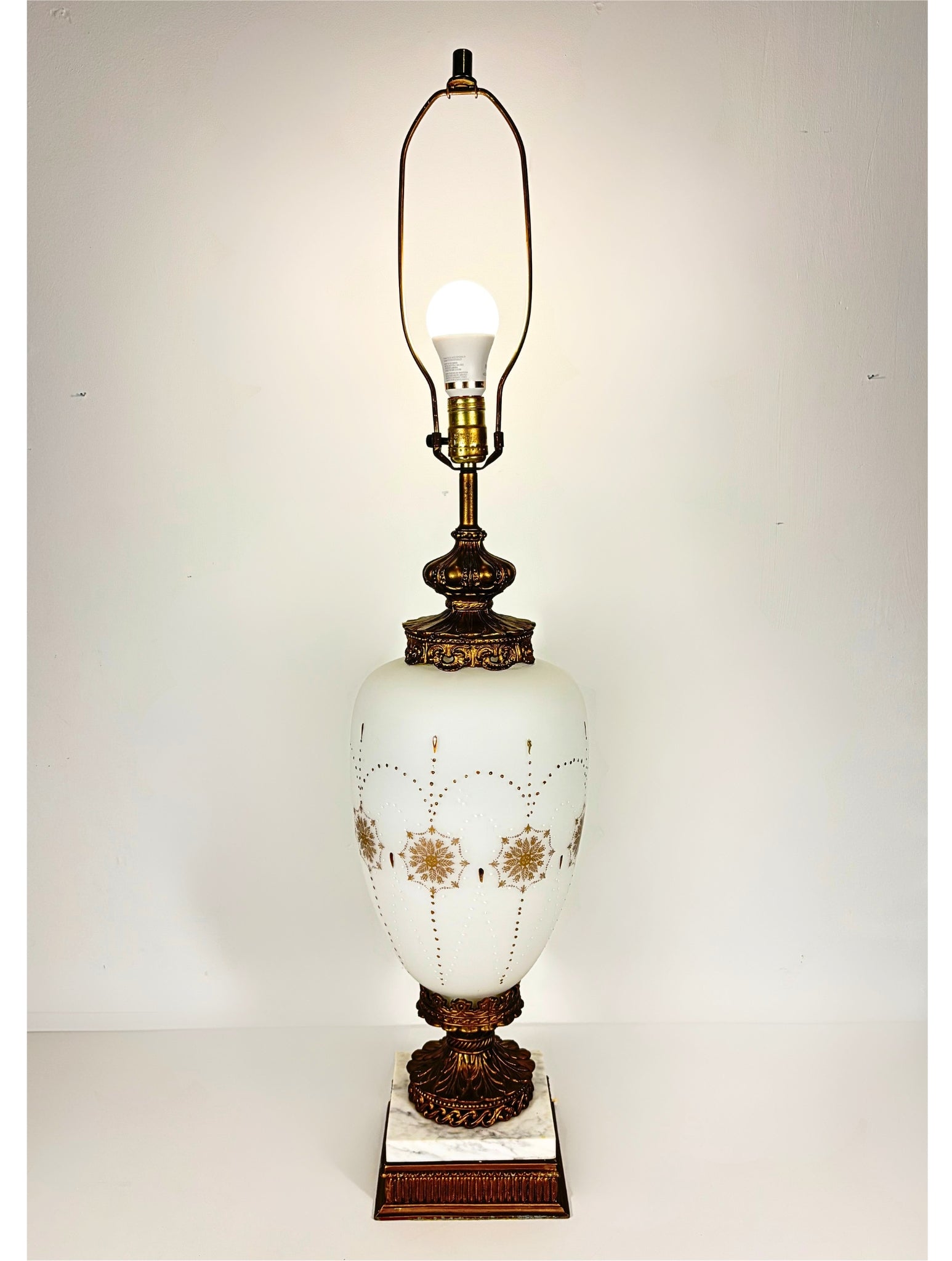 VINTAGE HOLLYWOOD REGENCY WHITE & GOLD LAMP; GOLD URN TABLE LAMP WITH MARBLE BASE