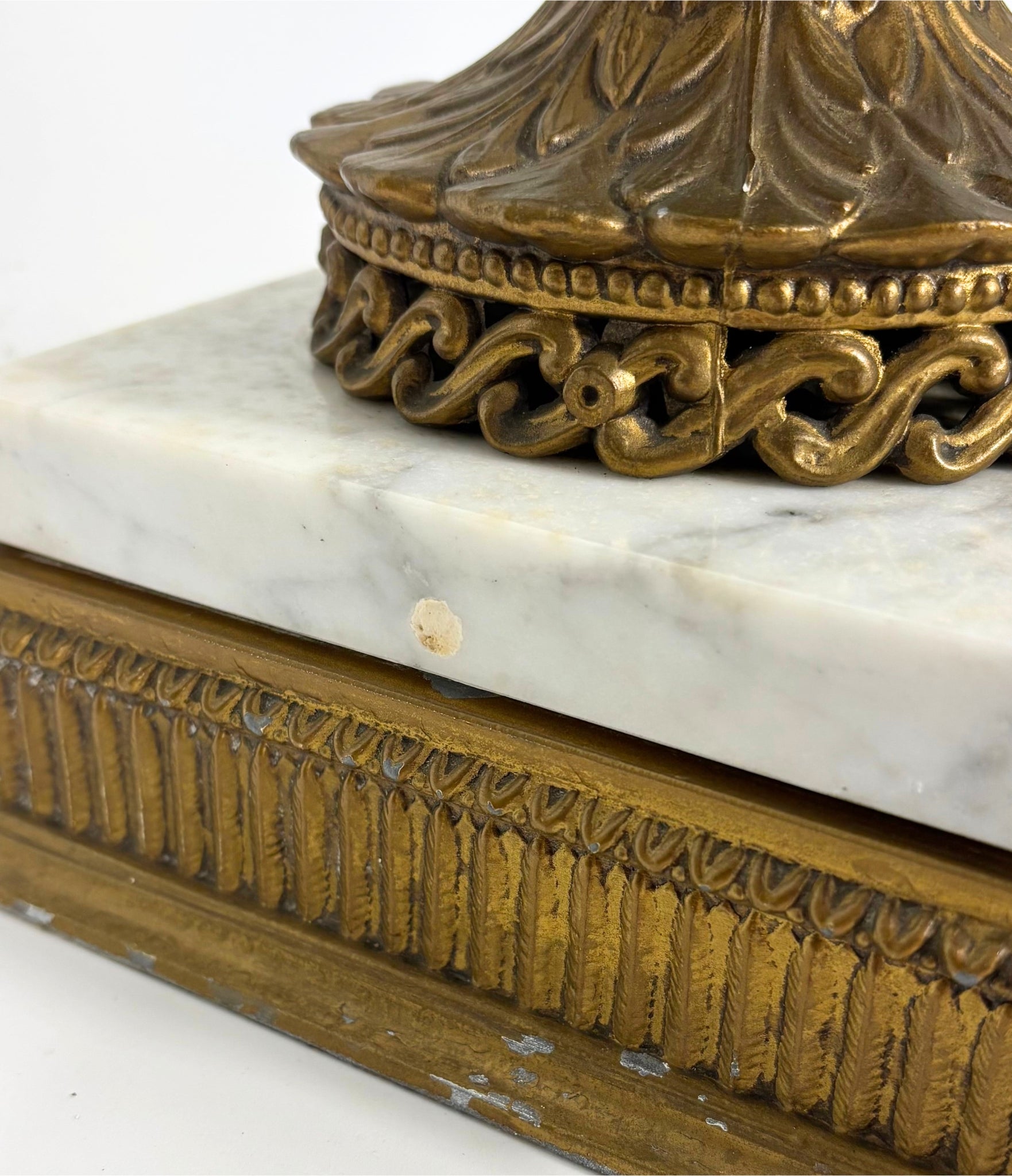 VINTAGE HOLLYWOOD REGENCY WHITE & GOLD LAMP; GOLD URN TABLE LAMP WITH MARBLE BASE