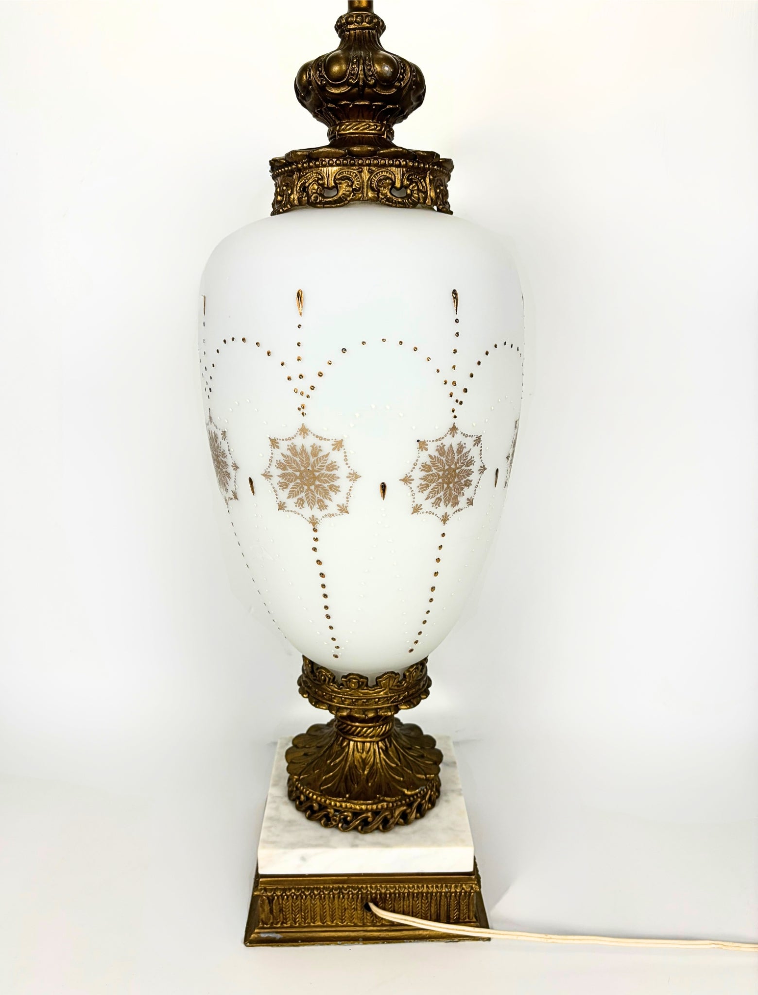 VINTAGE HOLLYWOOD REGENCY WHITE & GOLD LAMP; GOLD URN TABLE LAMP WITH MARBLE BASE