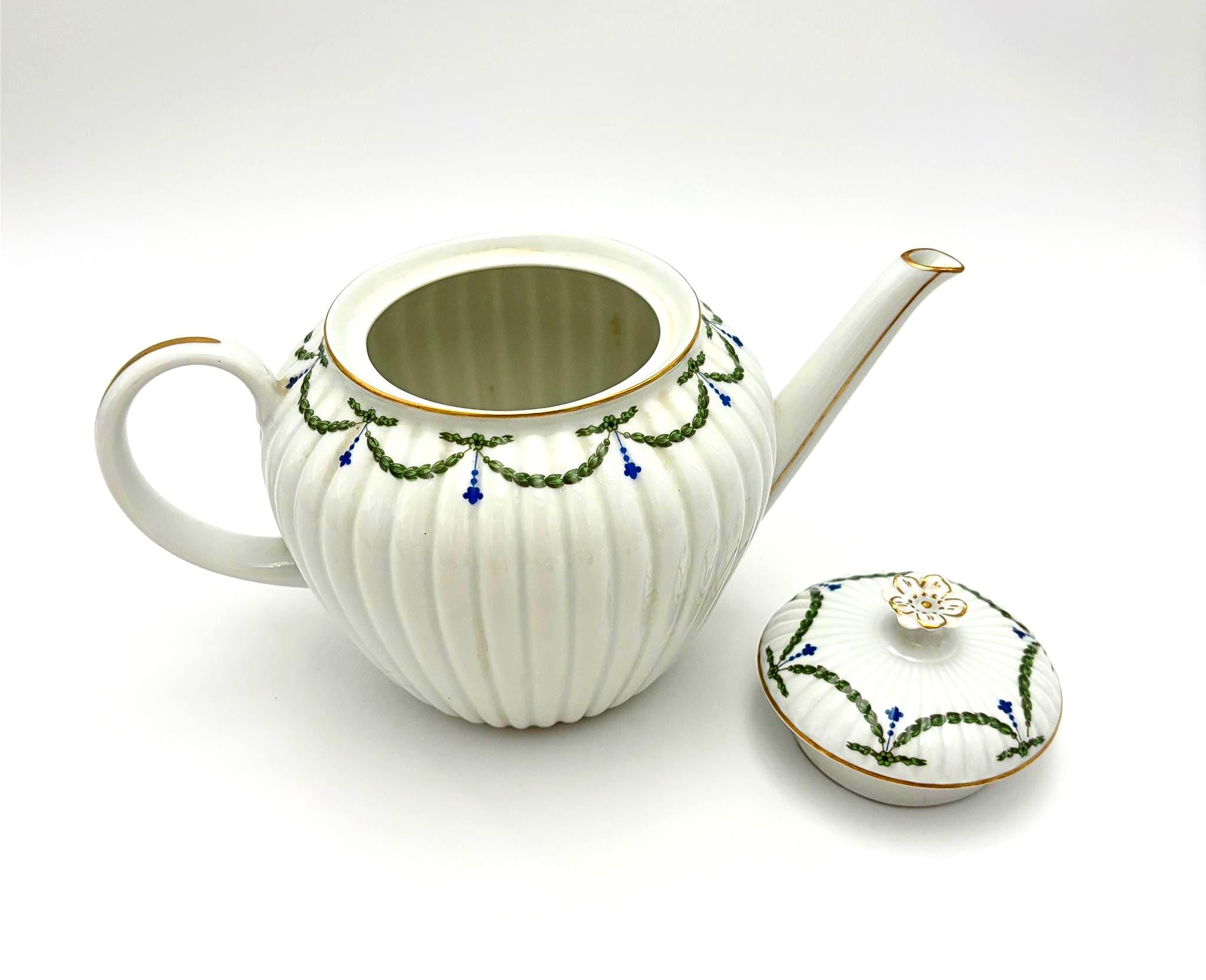 VINTAGE LANTERNE AND CO. LIMOGES LIVERDY PORCELAIN TEAPOT – FRENCH RIBBED GARLAND TEA POT WITH GOLD TRIM