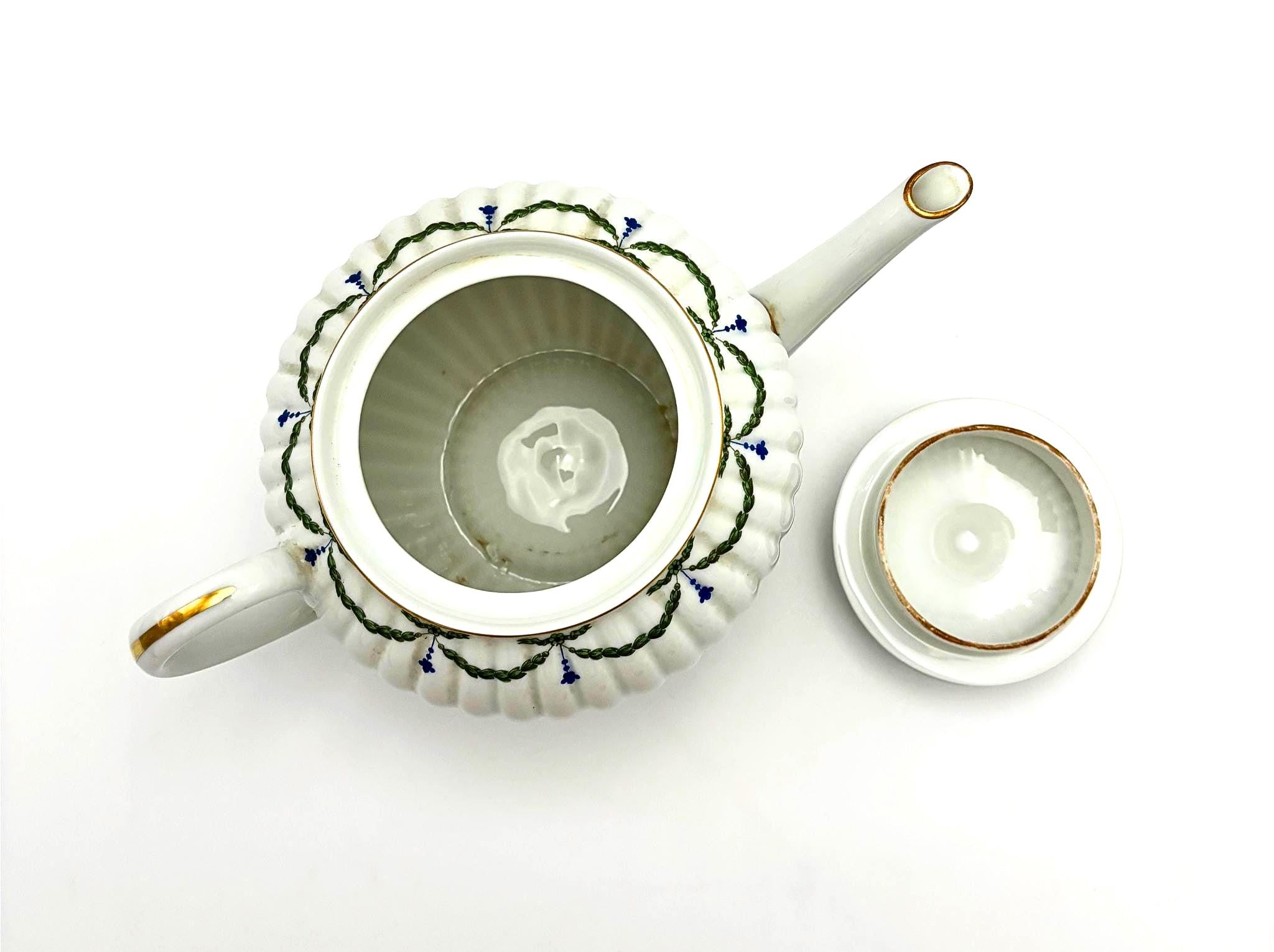 VINTAGE LANTERNE AND CO. LIMOGES LIVERDY PORCELAIN TEAPOT – FRENCH RIBBED GARLAND TEA POT WITH GOLD TRIM
