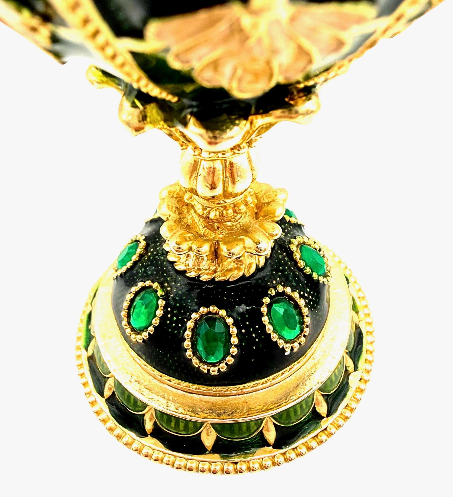 FABERGÉ STYLE EMERALD GREEN JEWELED EGG TRINKET BOX WITH GOLD SCROLLWORK AND PEDESTAL BASE – 7 INCH DECORATIVE JEWELRY BOX