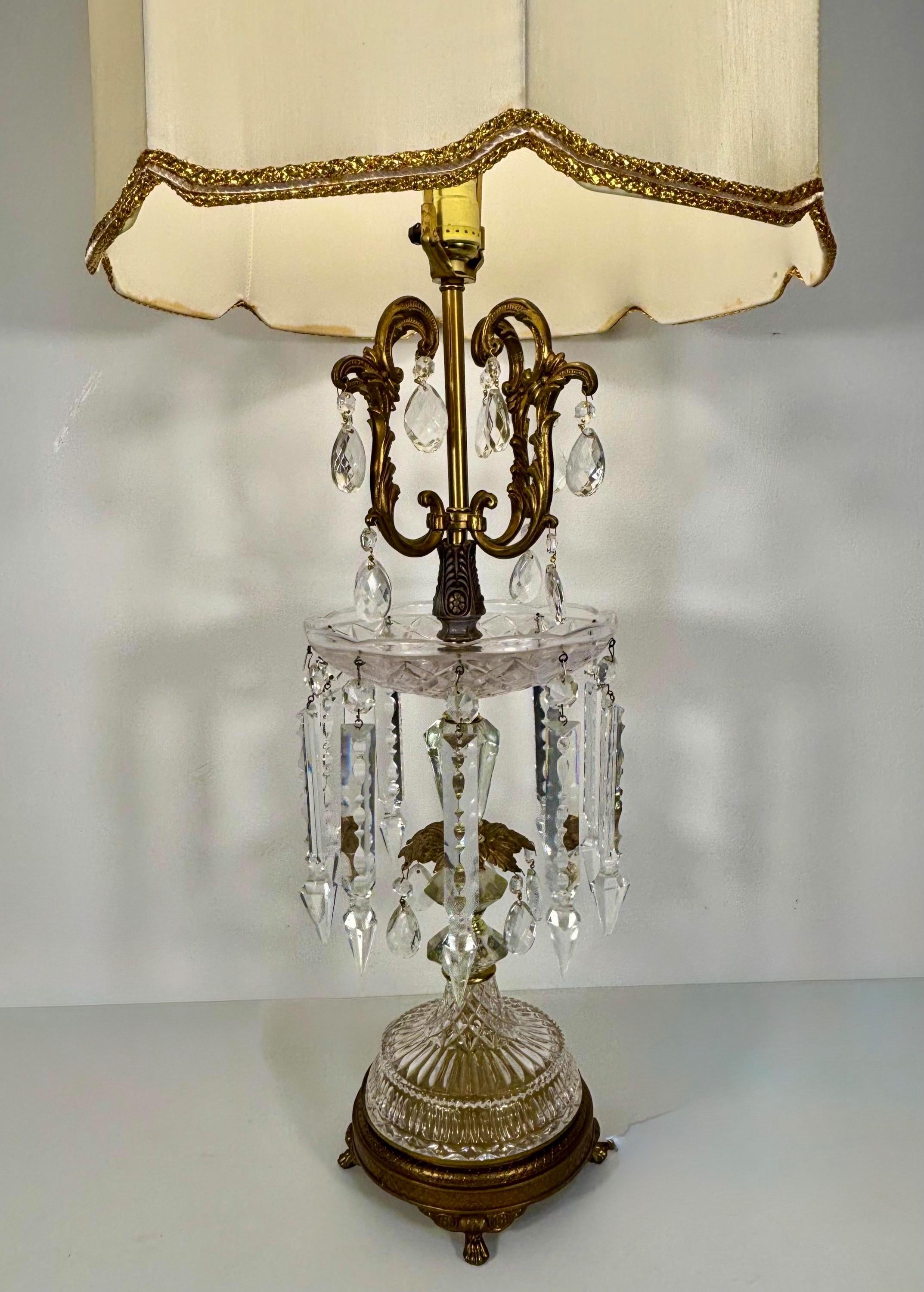 VINTAGE HOLLYWOOD REGENCY CRYSTAL PRISM TABLE LAMP CIRCA 1960S–1970S GILT METAL BOUDOIR LAMP 40 INCH PALM BEACH REGENCY LIGHTING