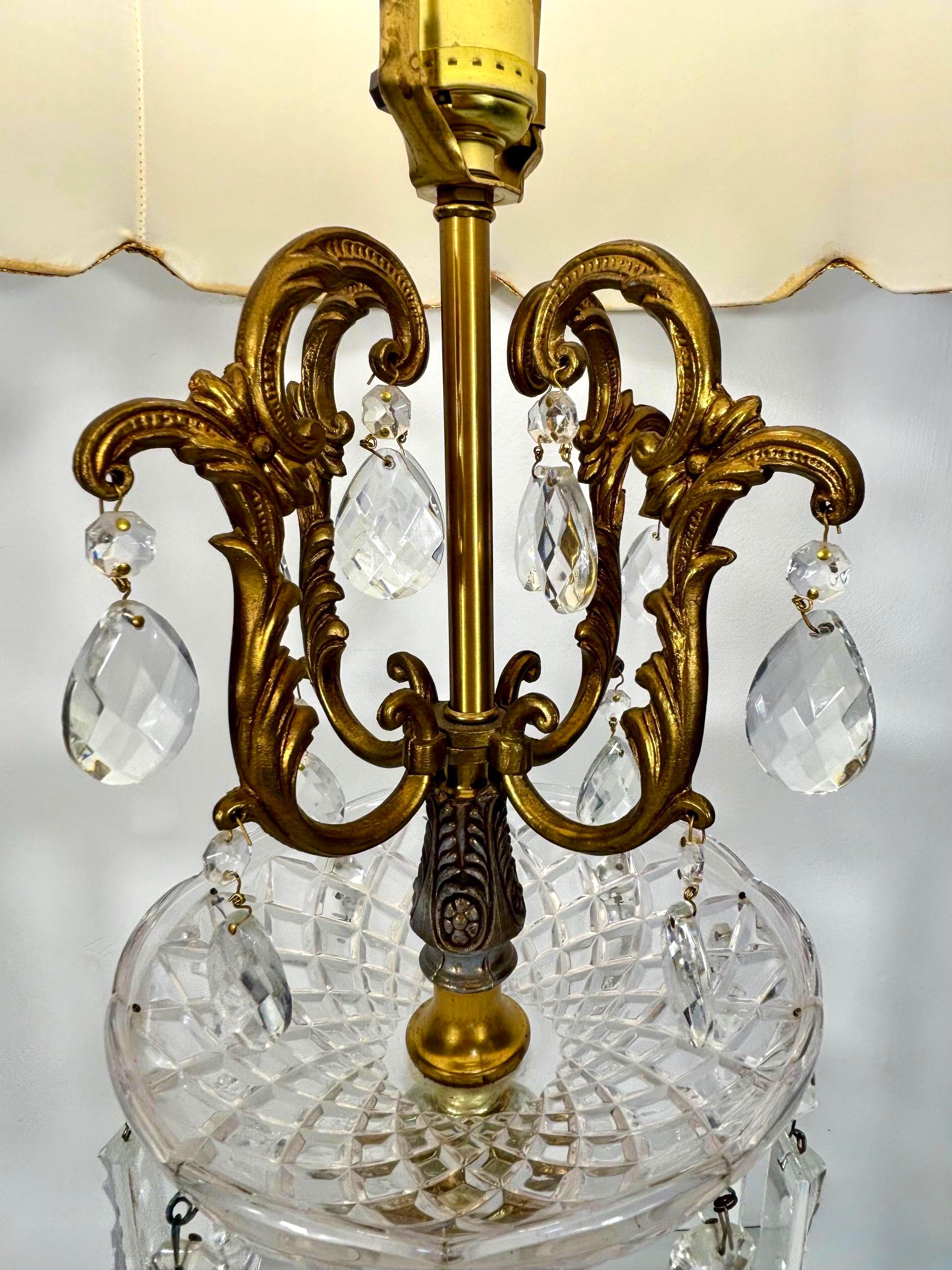 VINTAGE HOLLYWOOD REGENCY CRYSTAL PRISM TABLE LAMP CIRCA 1960S–1970S GILT METAL BOUDOIR LAMP 40 INCH PALM BEACH REGENCY LIGHTING