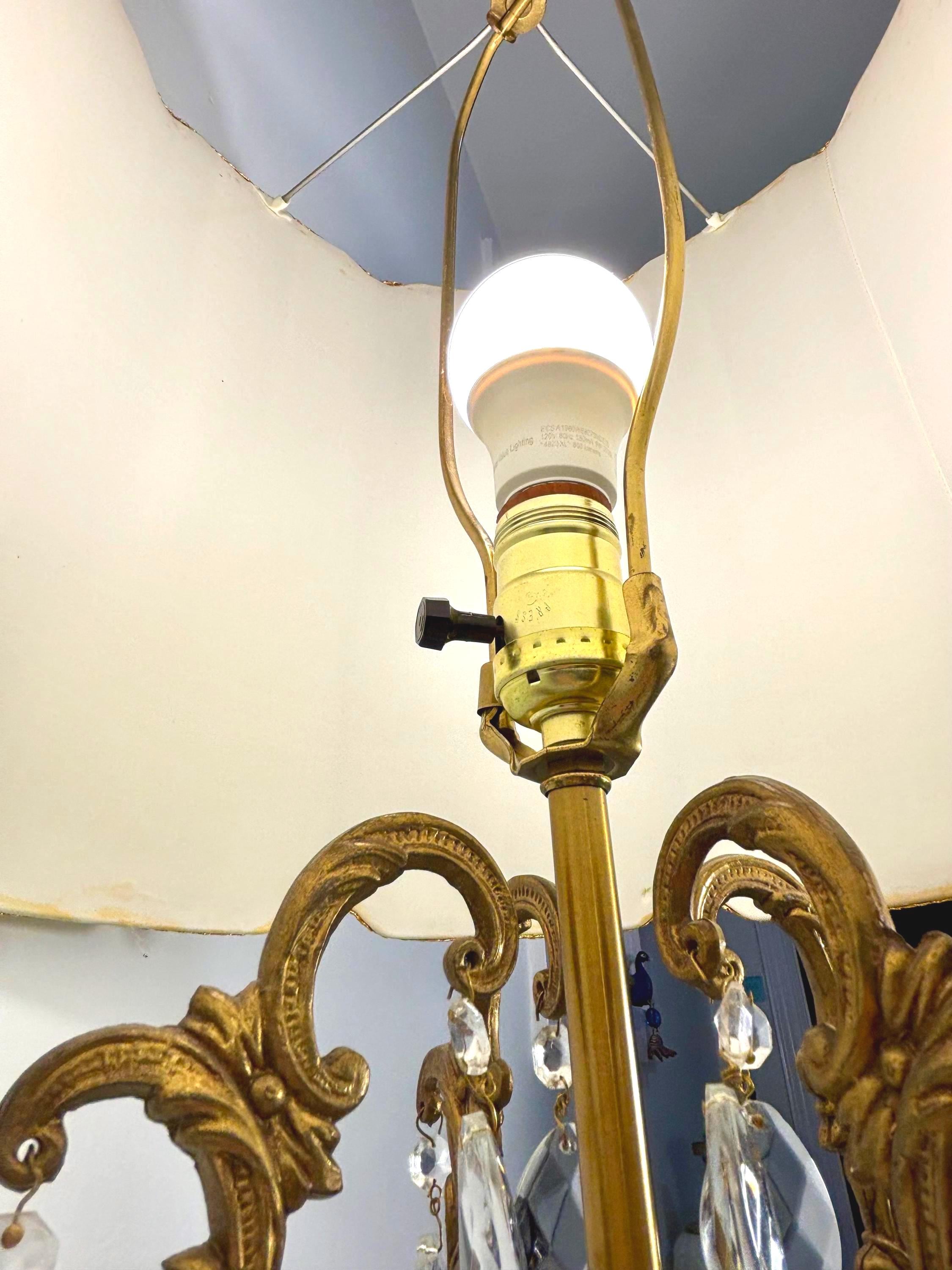 VINTAGE HOLLYWOOD REGENCY CRYSTAL PRISM TABLE LAMP CIRCA 1960S–1970S GILT METAL BOUDOIR LAMP 40 INCH PALM BEACH REGENCY LIGHTING