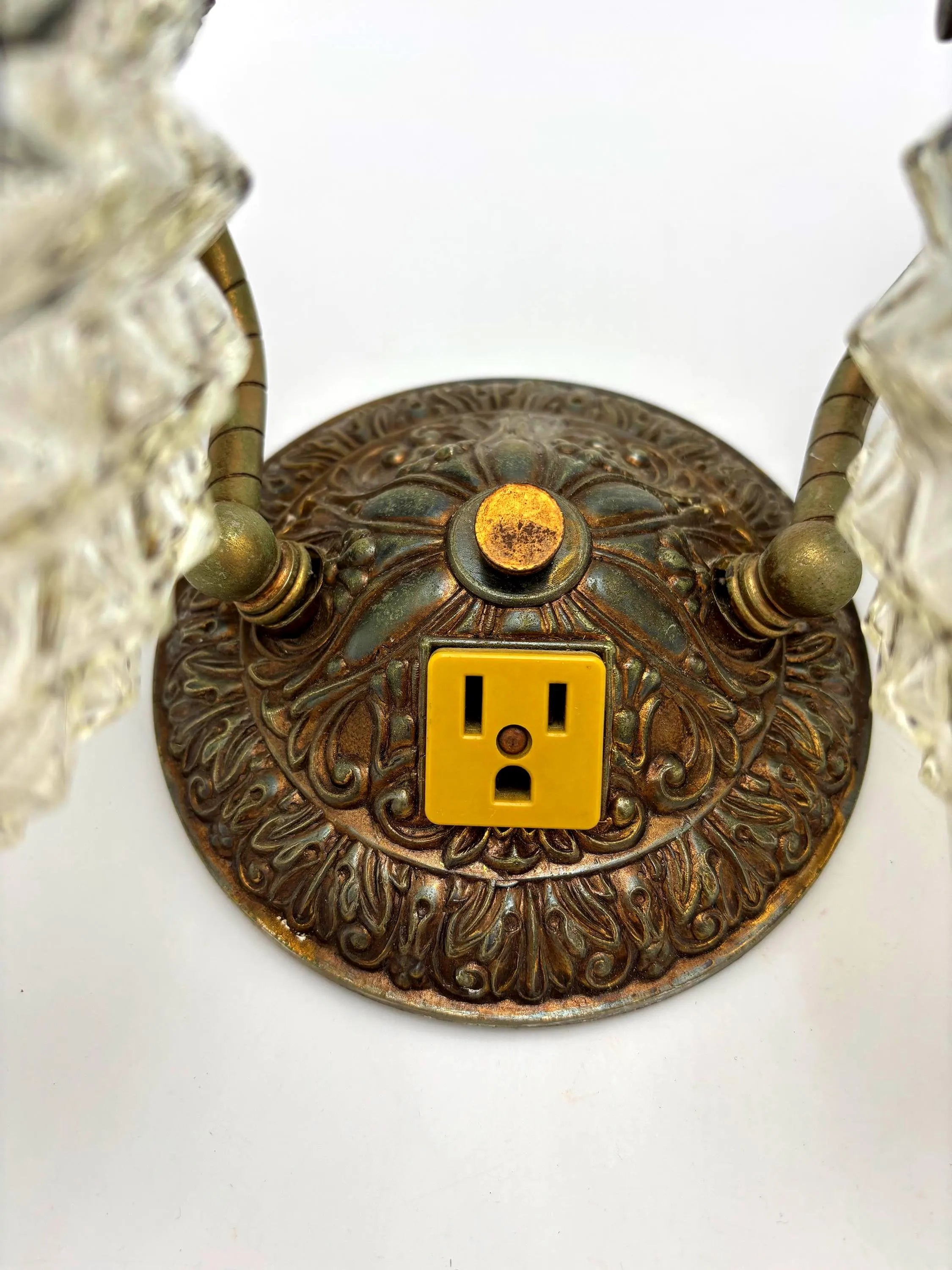 VINTAGE L.D. KICHLER ARCHITECTURAL DOUBLE VANITY WALL SCONCE WITH DIAMOND POINT GLASS GLOBES
