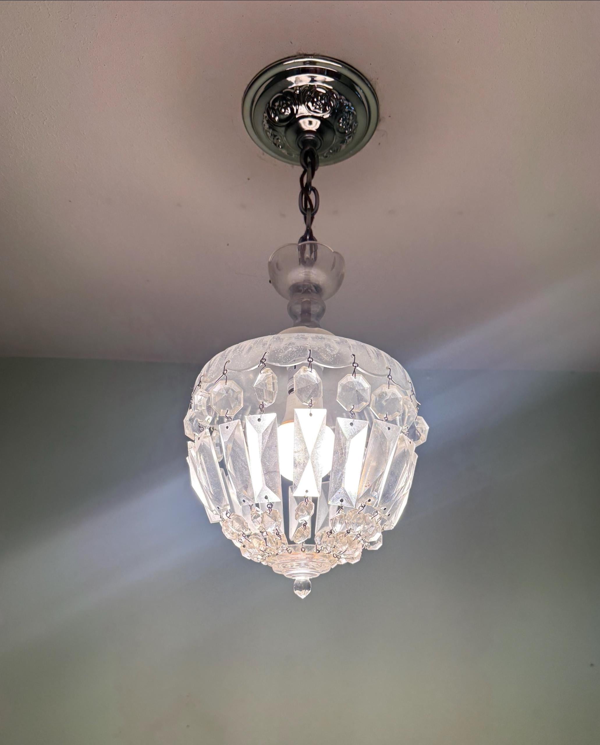 VINTAGE HOLLYWOOD REGENCY CUT CRYSTAL PENDANT CHANDELIER WITH FACETED SPEAR PRISMS