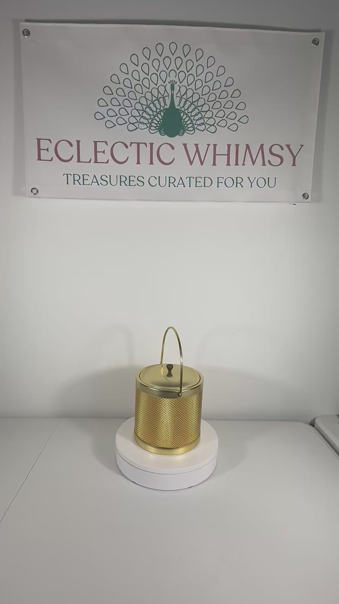 Glamorous 1960s Italian Hollywood Regency ice bucket with a reflective gold finish and matching lid.